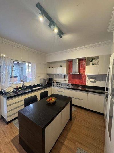 Casa, 3 quartos, 208 m² - Foto 1