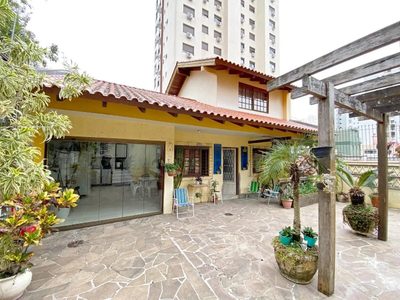 Casa, 3 quartos, 197 m² - Foto 1