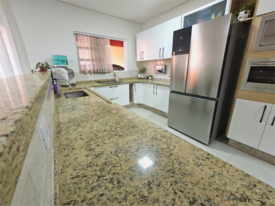 Casa, 3 quartos, 200 m² - Foto 1