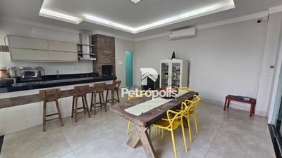 Casa, 3 quartos, 218 m² - Foto 1