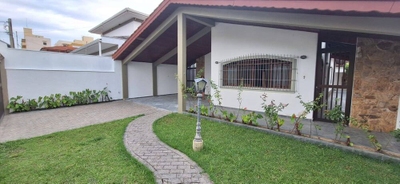 Casa, 4 quartos, 208 m² - Foto 1