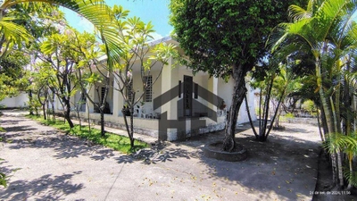 Casa, 7 quartos, 245 m² - Foto 1