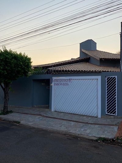 Casa, 4 quartos, 218 m² - Foto 1