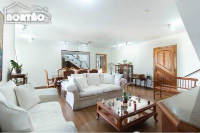 Casa, 4 quartos, 195 m² - Foto 1