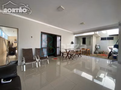 Casa, 4 quartos, 237 m² - Foto 1