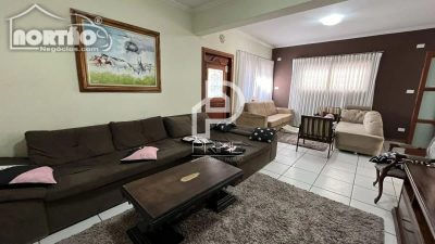 Casa, 6 quartos, 195 m² - Foto 2