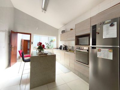 Casa, 3 quartos, 208 m² - Foto 1