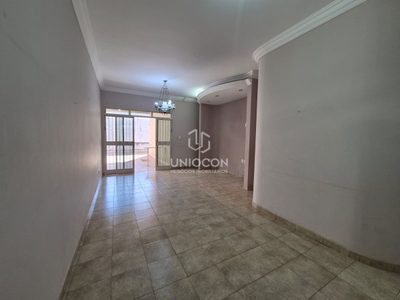 Casa, 3 quartos, 215 m² - Foto 1