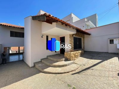Casa, 3 quartos, 202 m² - Foto 1