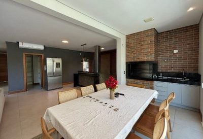 Casa, 4 quartos, 242 m² - Foto 1