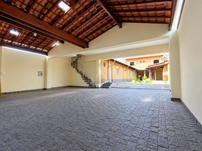 Casa, 4 quartos, 304 m² - Foto 2