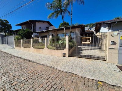 Casa, 4 quartos, 280 m² - Foto 1