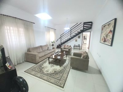 Casa, 3 quartos, 228 m² - Foto 1
