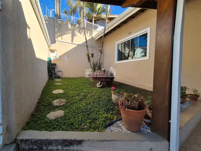 Casa, 3 quartos, 221 m² - Foto 1