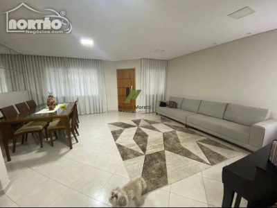 Casa, 5 quartos, 210 m² - Foto 1