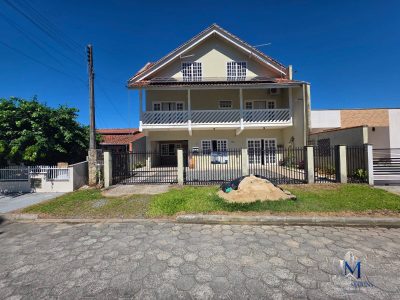 Casa, 6 quartos, 240 m² - Foto 1