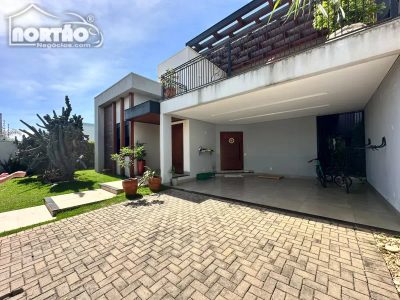 Casa, 4 quartos, 277 m² - Foto 1