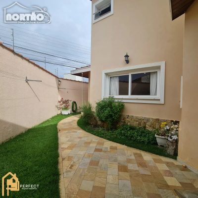 Casa, 3 quartos, 240 m² - Foto 1