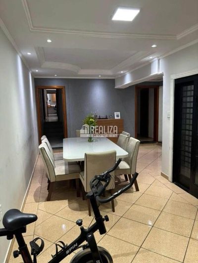 Casa, 3 quartos, 220 m² - Foto 1