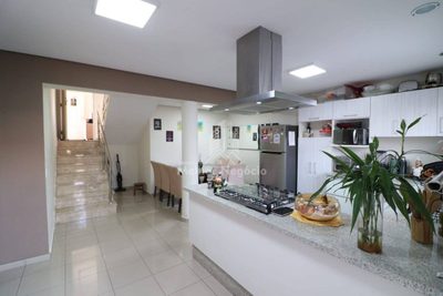 Casa, 3 quartos, 217 m² - Foto 1