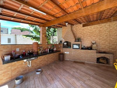 Casa, 6 quartos, 205 m² - Foto 1