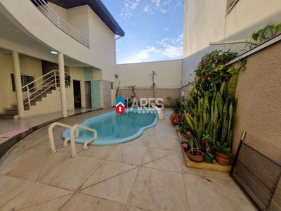 Casa, 4 quartos, 335 m² - Foto 1