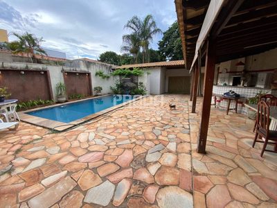 Casa, 5 quartos, 240 m² - Foto 1