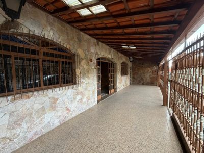 Casa, 4 quartos, 275 m² - Foto 1