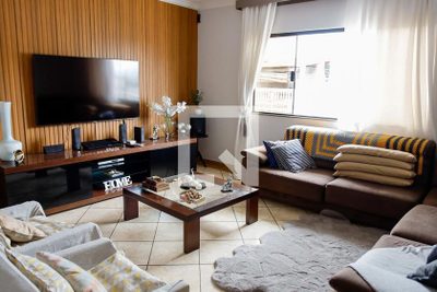 Casa, 4 quartos, 198 m² - Foto 2
