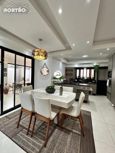 Casa, 4 quartos, 240 m² - Foto 1