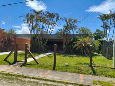 Casa, 3 quartos, 219 m² - Foto 1