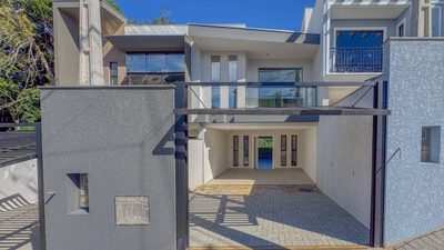 Sobrado, 3 quartos, 211 m² - Foto 1