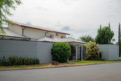 Casa, 4 quartos, 225 m² - Foto 1