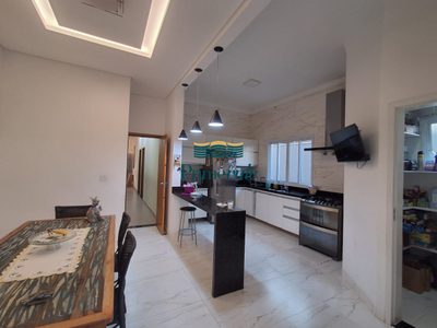Casa, 3 quartos, 200 m² - Foto 1