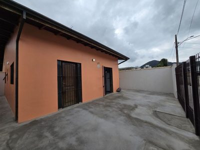 Casa, 4 quartos, 180 m² - Foto 1