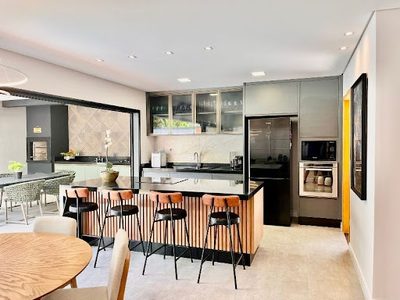Casa, 4 quartos, 215 m² - Foto 1