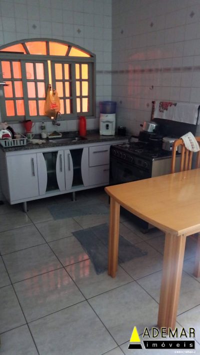 Casa, 4 quartos, 258 m² - Foto 1
