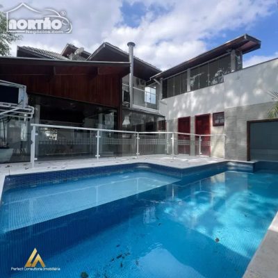 Casa, 4 quartos, 250 m² - Foto 1