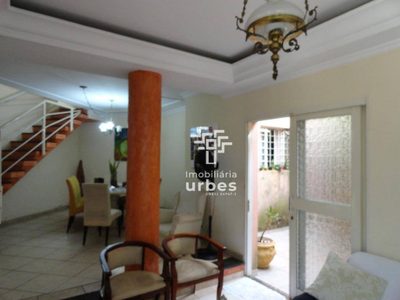 Casa, 3 quartos, 228 m² - Foto 1