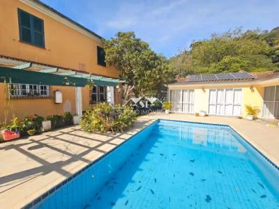 Casa, 8 quartos, 300 m² - Foto 1