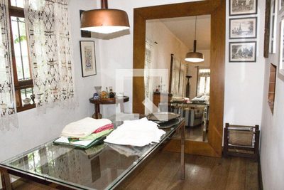 Casa, 6 quartos, 158 m² - Foto 1