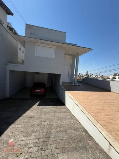Casa, 4 quartos, 242 m² - Foto 1