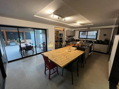 Sobrado, 3 quartos, 236 m² - Foto 1